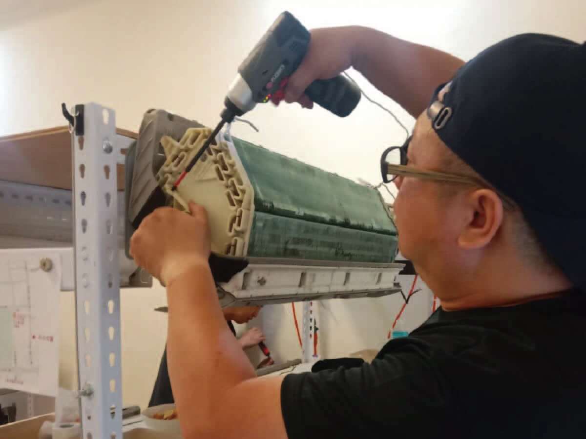 學員實際操作冷氣清洗